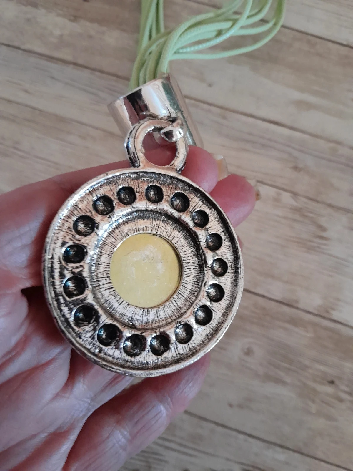 Hangende ketting in bohemien en etnisch chique stijl, lichtgroen – photo 5